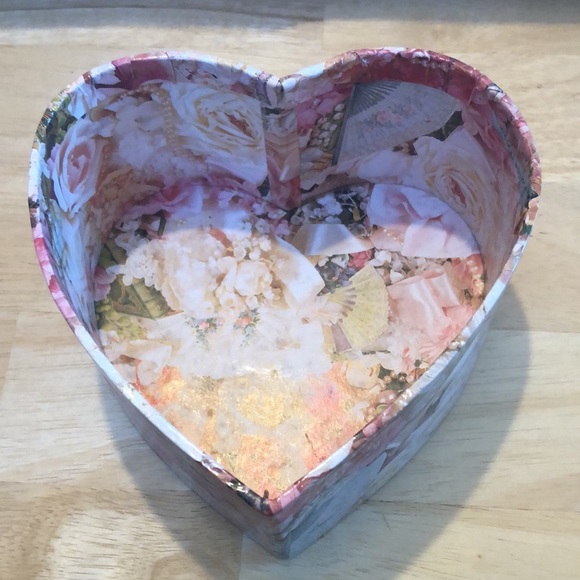 Heart ❤️ Shaped Beautiful Box - Picture 2 of 7